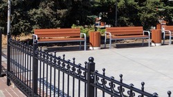 Новое ограждение устанавливают в парке села Новоселицкого округа